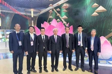 El embajador de Vietnam en China, Pham Sao Mai (centro), visita la zona expositiva de su país en el evento. (Fotografía: Nhan Dan)
