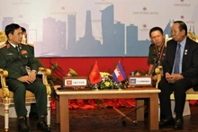 El ministro de Defensa de Vietnam, general Phan Van Giang (izquierda), se reúne con su homólogo de Camboya, general Tea Banh. (Fotografía: Nhan Dan)