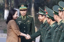 La presidenta interina de Vietnam, Vo Thi Anh Xuan, visita la Academia de Guardia Fronteriza. (Fotografía: VNA)