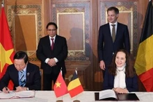 El primer ministro de Vietnam, Pham Minh Chinh, y su homólogo de Bélgica, Alexander De Croo, presencian la firma de un acuerdo de cooperación entre ambos países. (Fotografía: VNA)