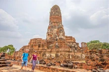 Los turistas visitan el Parque Histórico de Ayutthaya en Ayutthaya, Tailandia. (Fotografía: Xinhua/VNA)