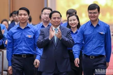 [Foto] Premier vietnamita dialoga con jóvenes nacionales