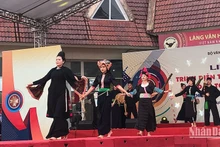 Una presentación de trajes étnicos en la Aldea. (Fotografía: Nhan Dan)