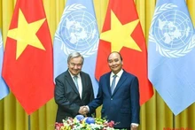 El secretario general de la ONU, Antonio Guterres (izquierda), recibido por el presidente de Vietnam, Nguyen Xuan Phuc. (Fotografía: Nhan Dan)