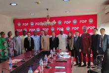 La delegación del Partido Comunista de Vietnam y el presidente del Partido Democrático Popular de Nigeria, Samuel Anyanwu. (Fotografía: VNA)