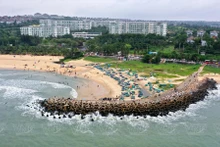 Belleza prístina de playa rocosa de Ong Dia en provincia de Binh Thuan