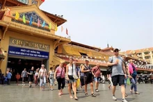 Turistas extranjeros visitan el mercado de Binh Tay, uno de los más hermosos en Ciudad Ho Chi Minh. (Fotografía: VNA)