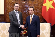 El presidente de Vietnam, Vo Van Thuong (derecha), recibe al embajador del Reino Unido en Hanói, Iain Frew, el 28 de abril. (Fotografía: VNA)