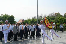 [Foto] Dirigentes del Partido y el Estado rinden homenaje a los caídos en defensa nacional en Dien Bien Phu