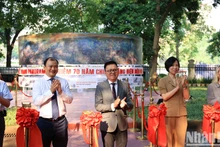 [Foto] Abierta en sede del periódico Nhan Dan exposición de pintura panorámica sobre campaña de Dien Bien Phu