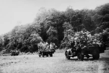 Unidades de infantería mecanizada aceleran el transporte de soldados a Dien Bien Phu. (Foto: VNA)