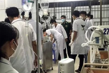 Médicos en el hospital de Con Dao tratan de salvar a los marineros chinos. (Fotografía: VNA)