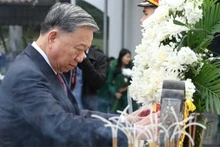 El secretario general del Partido Comunista de Vietnam, To Lam, ofrece inciensos en la Zona de Reliquia Nacional Especial de la encrucijada de Dong Loc. (Fotografía: VNA)