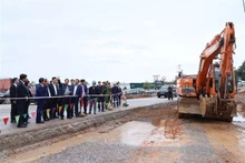 El primer ministro de Vietnam, Pham Minh Chinh, inspecciona algunos proyectos clave en la provincia de Hai Duong. (Fotografía: VNA)
