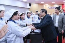 El primer ministro Pham Minh Chinh visita a los trabajadores en Hai Duong. (Fotografía: VNA) 
