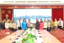 Nguyen Van Phong, vicesecretario permanente del Comité del Partido Comunista de Vietnam en Hanói, entrega un regalo de recuerdo a la delegación de la filial de la Unión de Mujeres de Laos en Vientián. (Fotografía: hanoimoi.vn)