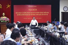 El canciller Bui Thanh Son habla en el evento. (Fotografía: VNA)