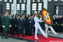 [Foto] Delegaciones de órganos del PCV e instituciones públicas rinden tributo al secretario general Nguyen Phu Trong