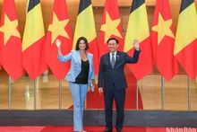 El presidente de la Asamblea Nacional de Vietnam, Vuong Dinh Hue, y la presidenta del Senado belga, Stéphanie D´Hose. (Fotografía: Nhan Dan)