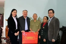 El vice primer ministro permanente de Vietnam, Nguyen Hoa Binh, y dirigentes de la provincia de Quang Ngai entregan obsequios por el Tet a la familia del inválido de guerra Nguyen Anh Duong, en la comuna de Binh Hoa, del distrito local de Binh Son. (Fotografía: VNA)