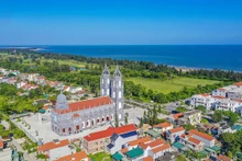 Visita a iglesia de Tra Co en ocasión de Navidad