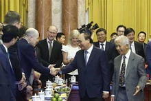 El presidente de Vietnam, Nguyen Xuan Phuc, saluda a los científicos. (Fotografía: VNA)
