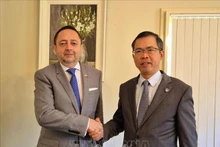 El embajador vietnamita en Australia, Pham Hung Tam, y su homólogo de Ecuador, Arturo Cabrera Hidalgo. (Fotografía: VNA)