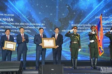 El general Phan Van Giang, por autorización del Presidente de la República Socialista de Vietnam, otorga la Orden del Trabajo de segunda clase a Unitel. (Fotografía: Nhan Dan)