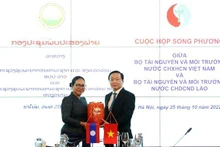 El ministro vietnamita de Recursos Naturales y Medio Ambiente, Tran Hong Ha, y su homóloga laosiana, Bounkham Vorachit. (Fotografía: VNA)