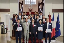La delegación posa en el Instituto Nacional del Servicio Público de Francia. (Fotografía: VNA)