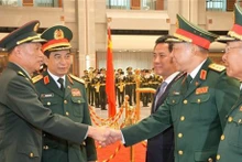 El vicepresidente de la Comisión Militar Central de China, general He Weidong, recibe a la delegación de alto rango del Ministerio de Defensa de Vietnam. (Fotografía: VNA)