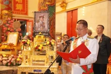 Theetat Phimpha, jefe del Departamento de Asuntos Religiosos, del Ministerio de Cultura de Tailandia, lee la decisión del rey tailandés. (Fotografía: VNA)
