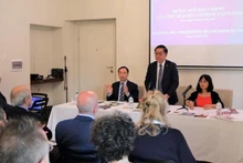 El jefe de la Comisión de Comunicación y Educación del Comité Central del Partido Comunista de Vietnam, Nguyen Trong Nghia, habla en el seminario. (Fotografía: VNA)