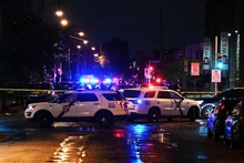 Coches de policía en la escena del tiroteo en el estado de Filadelfia, el 3 de julio de 2023. (Fotografía: CNN)