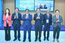 El primer ministro Pham Minh Chinh (tercero a la izquierda) en la ceremonia. (Fotografía: Nhan Dan)