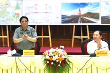 [Foto] Premier se reúne con cuadros del Partido en Hoa Binh