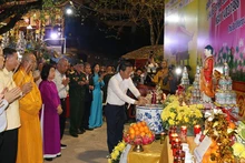 Los delegados ofrecen inciensos en homenaje a los héroes y mártires. (Foto: Hai Tien)