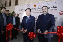 El presidente de la Asamblea Nacional de Vietnam, Vuong Dinh Hue (izquierda), y el ministro de Cultura y Orientación Islámica de Irán, Mohammad Mehdi Esmaili, inauguran el evento. (Fotografía: VNA)