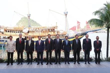 El primer ministro Pham Minh Chinh (cuarta persona desde la izquierda) y los líderes de los países de la Asean en la Cumbre 42 del bloque. (Fotografía: VNA)