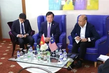 El teniente general Hoang Xuan Chien (centro), viceministro de Defensa de Vietnam, se reúne con el subsecretario general del Ministerio de Defensa de Malasia, Mohd Yani Bin Daud (derecha). (Fotografía: VNA)