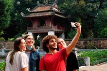 Turistas extranjeros en el Templo de Literatura en Hanói. (Fotografía: VNA)