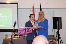 Chris Geyskens recibe una insignia del embajador vietnamita en Bélgica, Nguyen Van Thao, con motivo del décimo aniversario de un torneo de golf benéfico destinado a recaudar fondos para las víctimas de dioxina. (Fotografía: VNA)