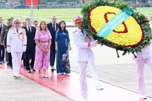 Presidenta del Senado australiano rinde homenaje al líder nacional de Vietnam