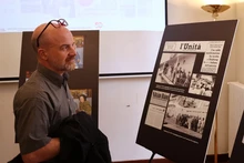 Un invitado disfruta de la exposición fotográfica "Solidaridad del pueblo italiano hacia Vietnam". (Fotografía: VNA)