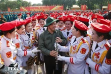El primer ministro de Vietnam, Pham Minh Chinh, visita a las fuerzas participantes en el desfile militar por el 50 aniversario de la reunificación nacional. (Fotografía: VNA)