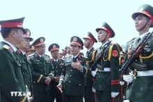 El general Nguyen Tan Cuong, jefe del Estado Mayor General del Ejército Popular de Vietnam y viceministro de Defensa, inspecciona el desfile. (Fotografía: VNA)