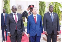 El embajador de Vietnam en Egipto concurrente en Sudán del Sur, Nguyen Huy Dung, presenta las cartas credenciales al presidente de Sudán del Sur, Salvar Kiir Mayardit. (Fotografía: VNA)