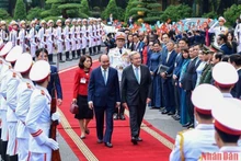 El presidente Nguyen Xuan Phuc recibe al secretario general de las Naciones Unidas, Antonio Guterres. (Fotografía: Nhan Dan)