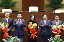 El primer ministro vietnamita, Pham Minh Chinh, y el presidente de la Asamblea Nacional, Vuong Dinh Hue, felicitaron al auditor general del Estado Ngo Van Tuan, la ministra de Salud Pública Dao Hong Lan y el titular del Ministerio de Transporte Nguyen Van Thang. (Fotografía: VNA)