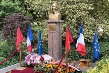 El busto del Presidente Ho Chi Minh en el parque de Montreau en la ciudad francesa de Montreuil. (Fotografía: VNA)